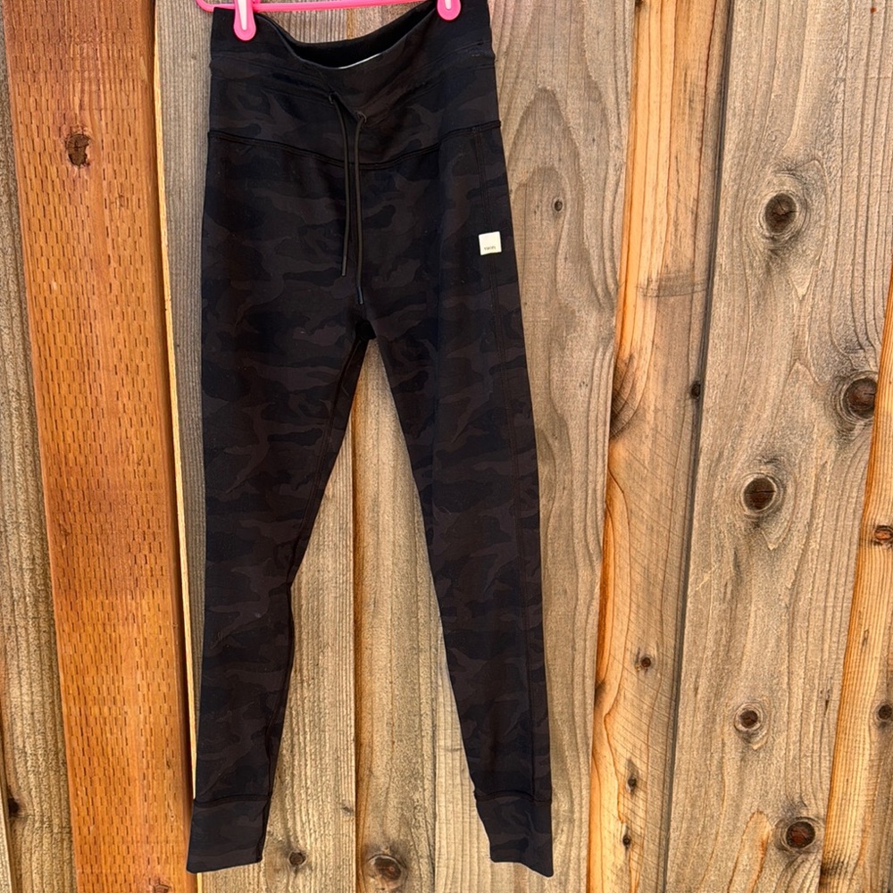 Vuori Daily Leggings in size S camo print